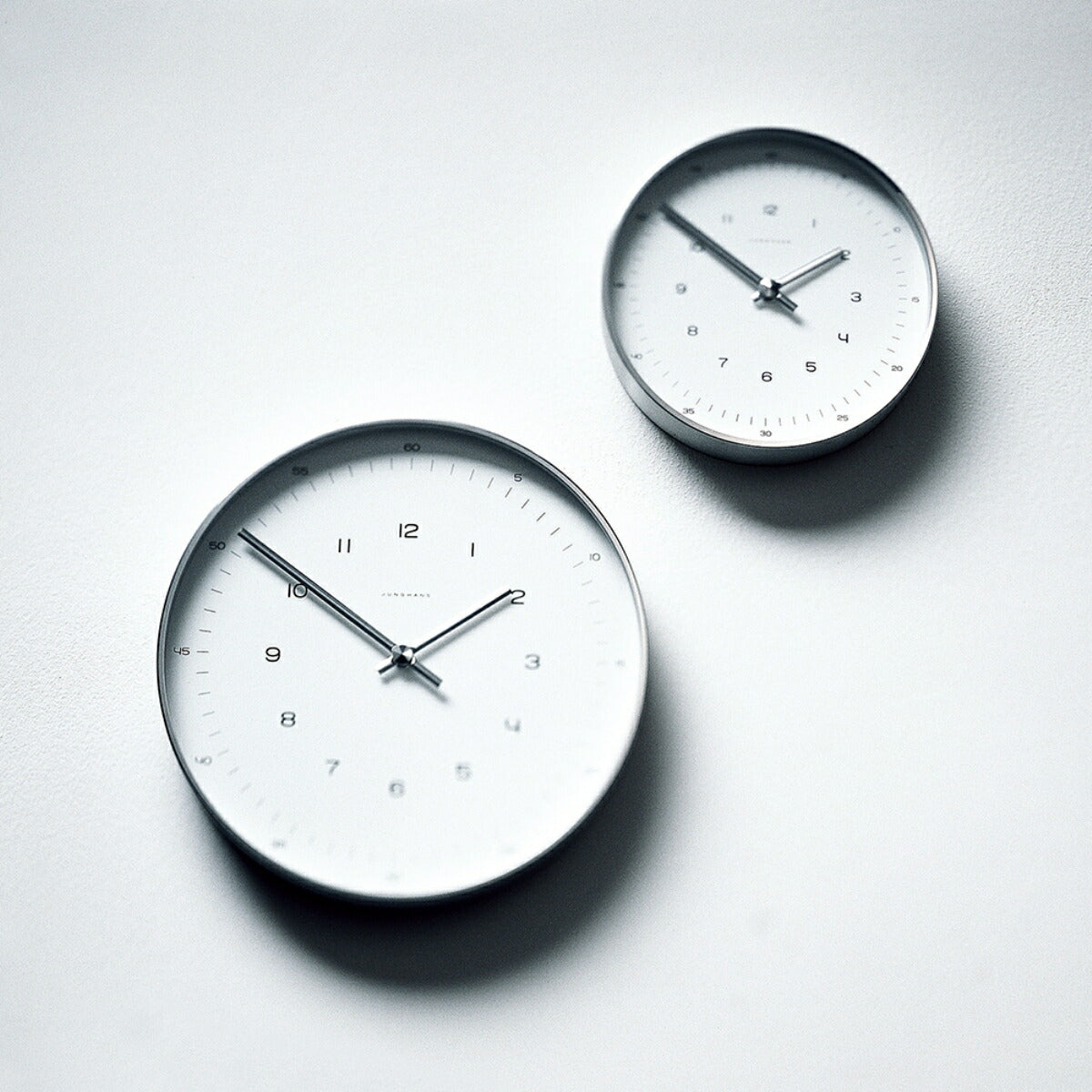 Max Bill by Junghans (ユンハンス マックスビル) 掛け時計 Line